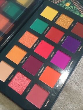 Ace Beaute Nostalgia Vibrant Multi-Color Eyeshadow Palette